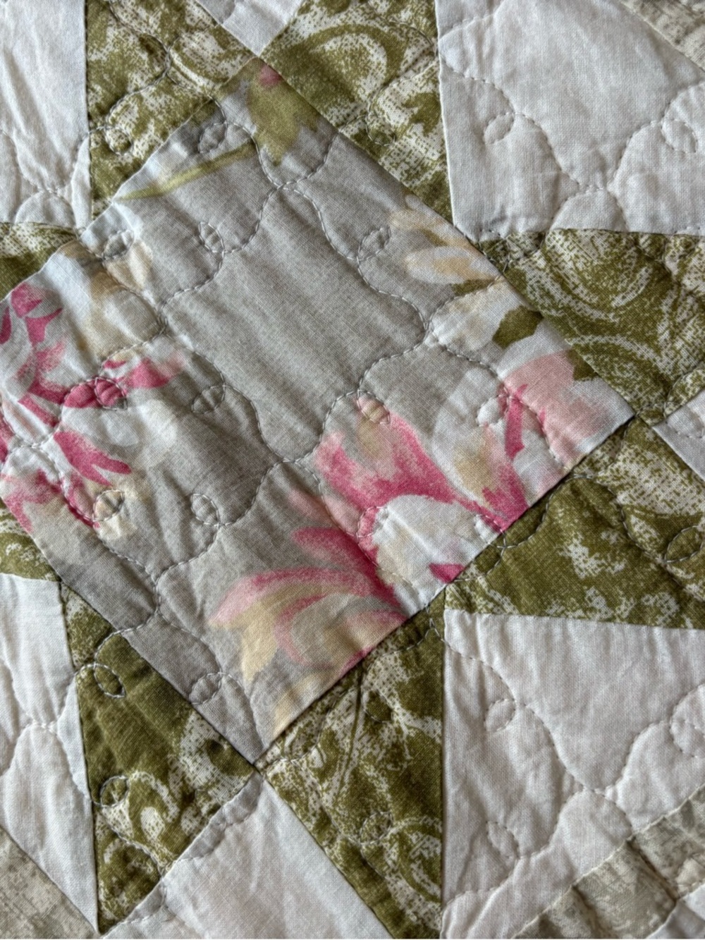 Martha Stewart Oversized Floral Quilt Twin/Extra-Long /Spring Pink & Sage - Picture 8 of 11